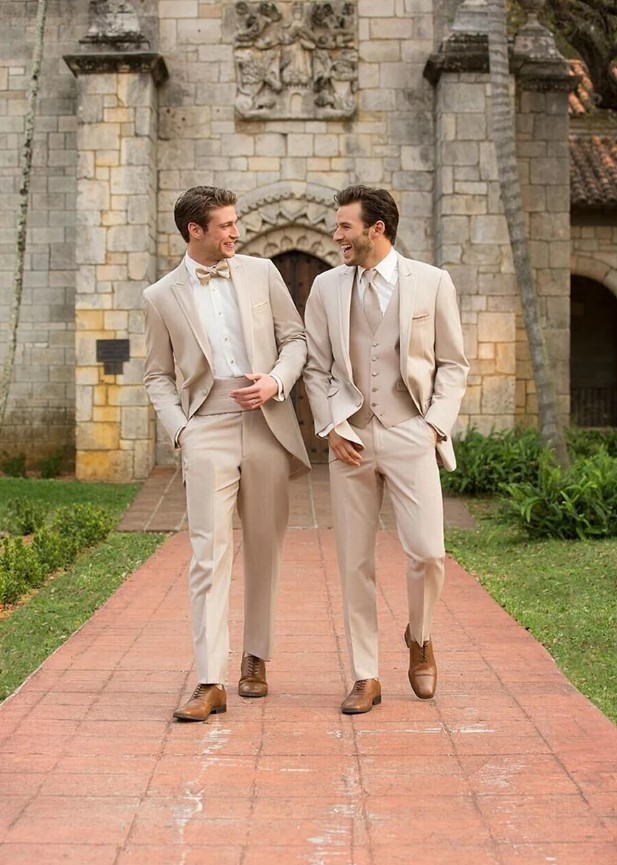 Costume mariage beige tendance pour cérémonie champêtre