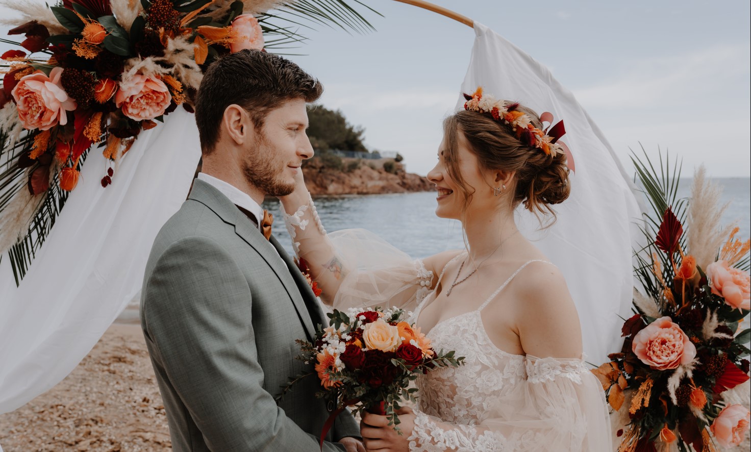 Couple de marié au bord de mer pour un mariage champêtre Brignoles