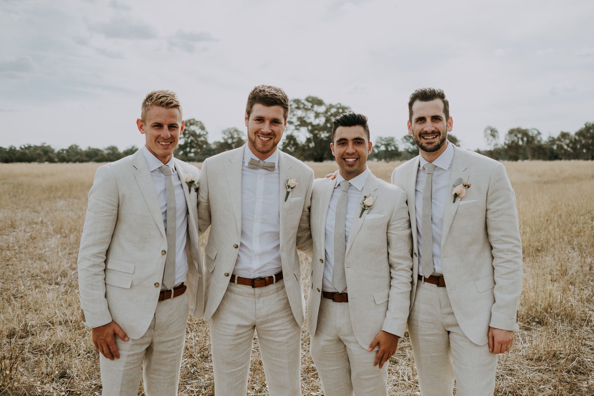 4 hommes en costumes de mariage de couleur beige Brignoles