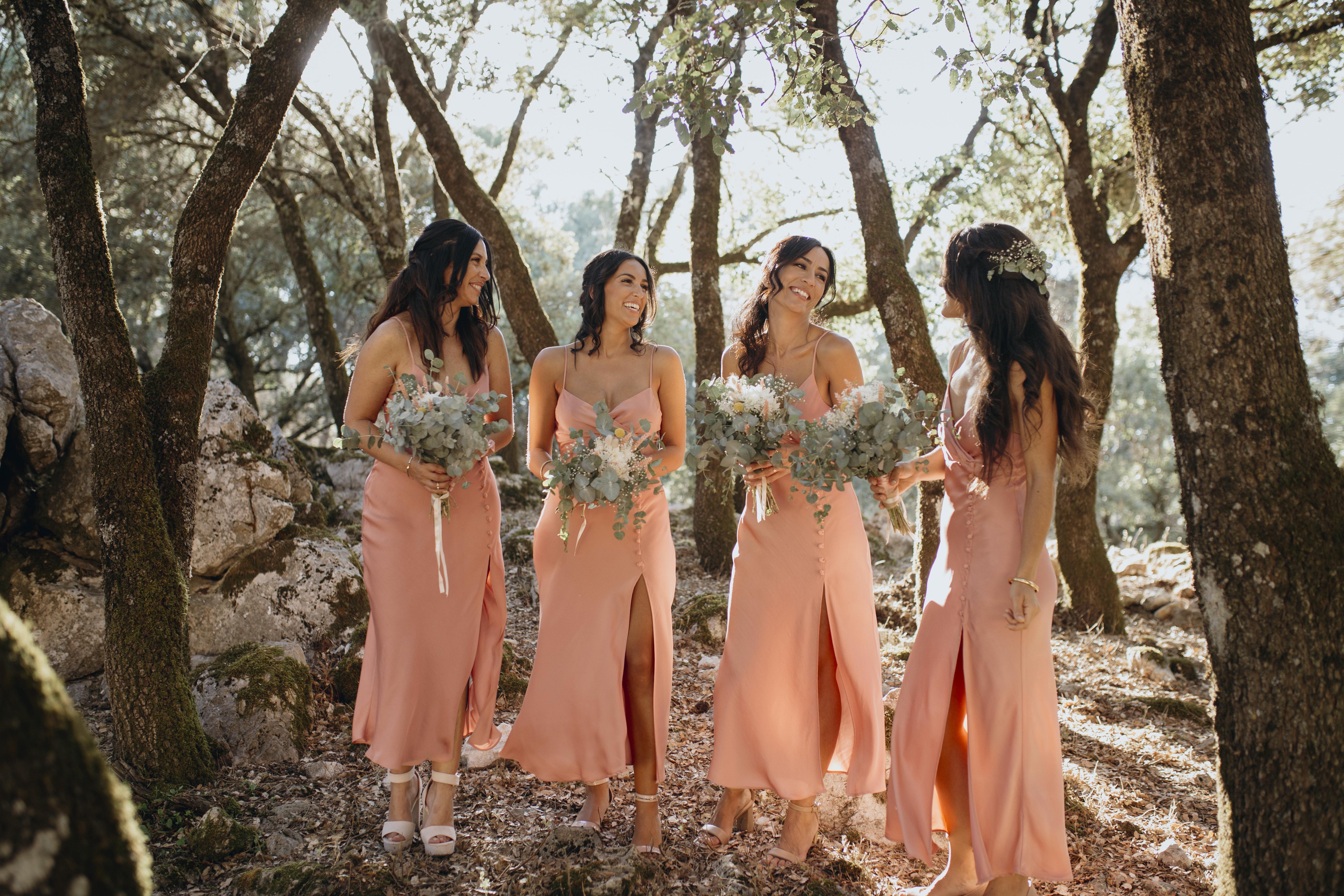4 femmes en robe rose saumon pour un mariage Brignoles