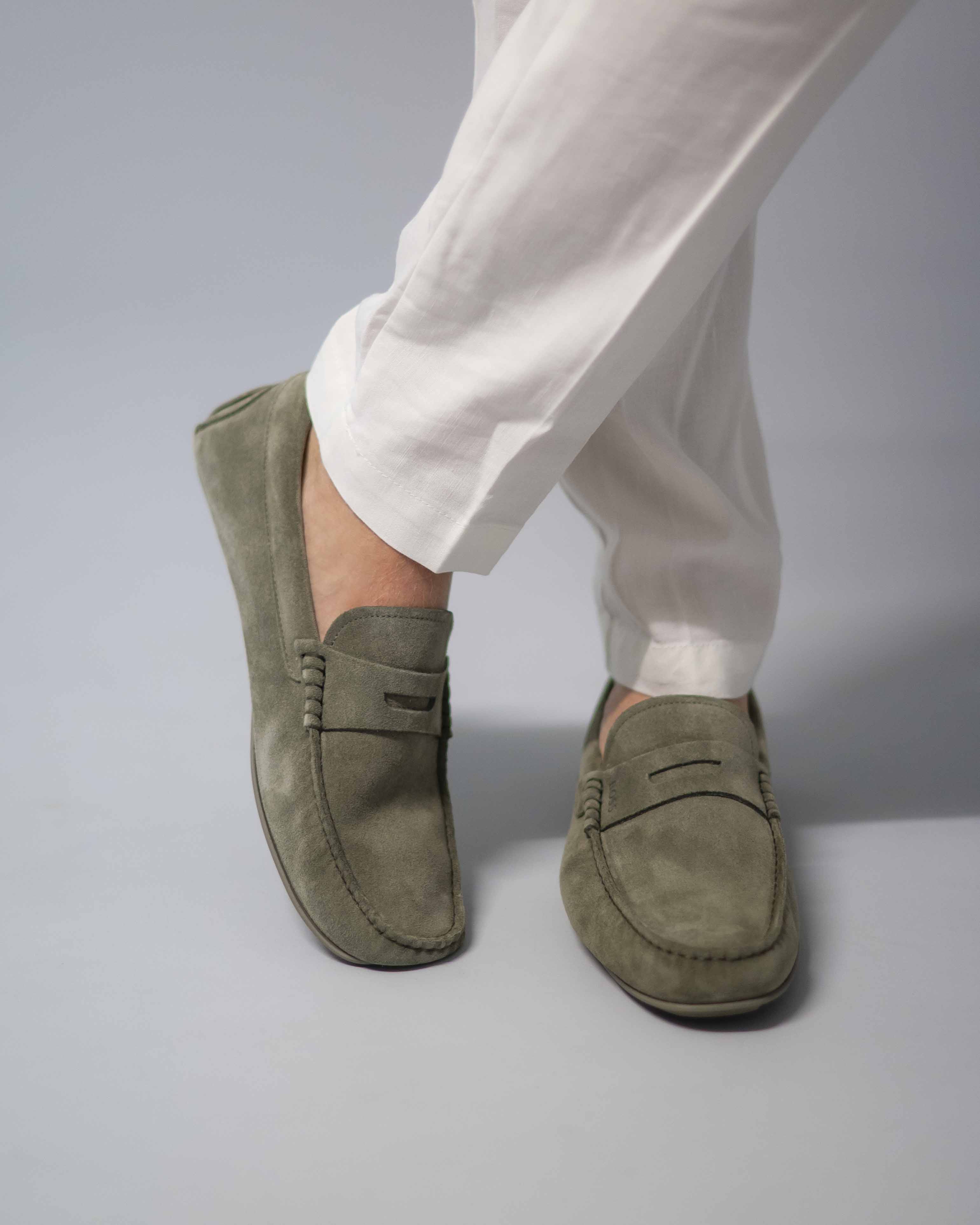 Mocassin en daim BOSS pour homme – chaussure chic pour un look estival raffiné