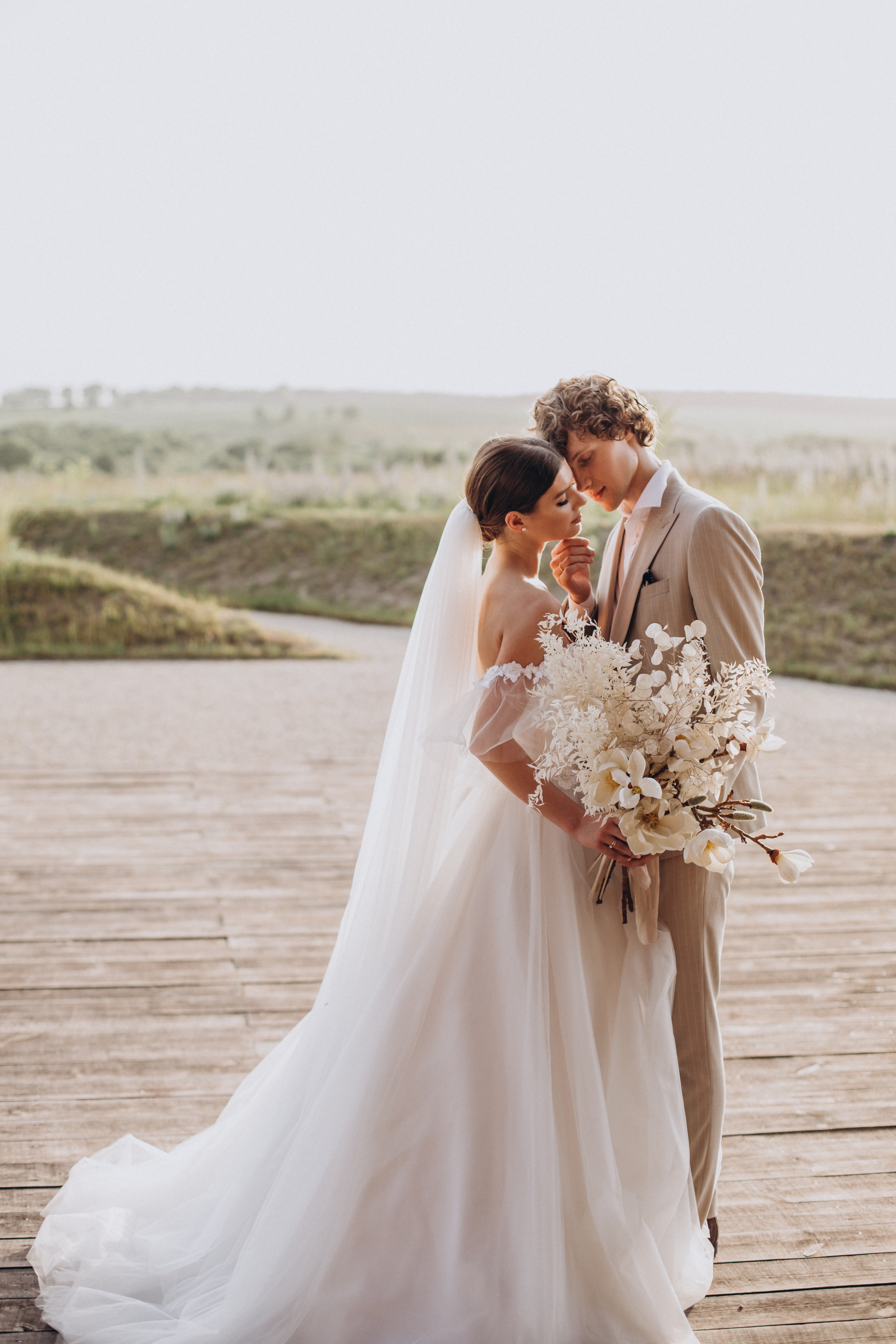 Couple de marié avec une robe blanche et un costume beige Brignoles